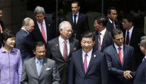 au-premier-plan-a-droite-le-president-chinois-xi-jinping-entoure-d-autres-dirigeants-au-sommet-de-l-apec-le-8-octobre-2013-a-nusa-dua-en-indonesie_4108804
