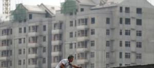 un-chinois-travaille-sur-un-chantier-le-14-juillet-2013-a-pekin_4650656
