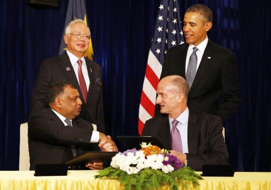 U.S. President Obama and Malaysian PM Razak witness signing of major business agreement between GE and AirAsia X in Kuala Lumpur