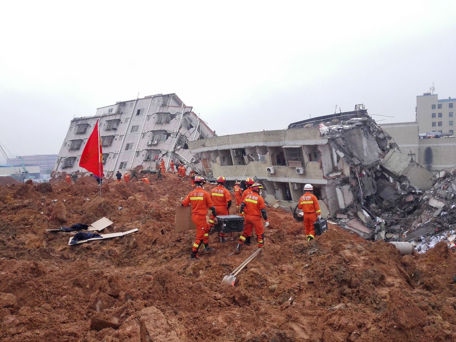 Chine: Une centaine de personnes portées disparues dans un glissement de terrain