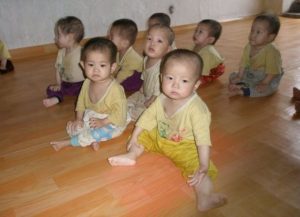303858-photo-diffusee-par-le-programme-mondial-alimentaire-montrant-des-enfants-nord-coreens-souffrant-de-m
