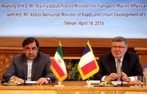 Le-secretaire-Etat-francais-Transports-Alain-Vidalies-homologue-iranien-Abbas-Ahmad-Akhoundi-lors-reunion