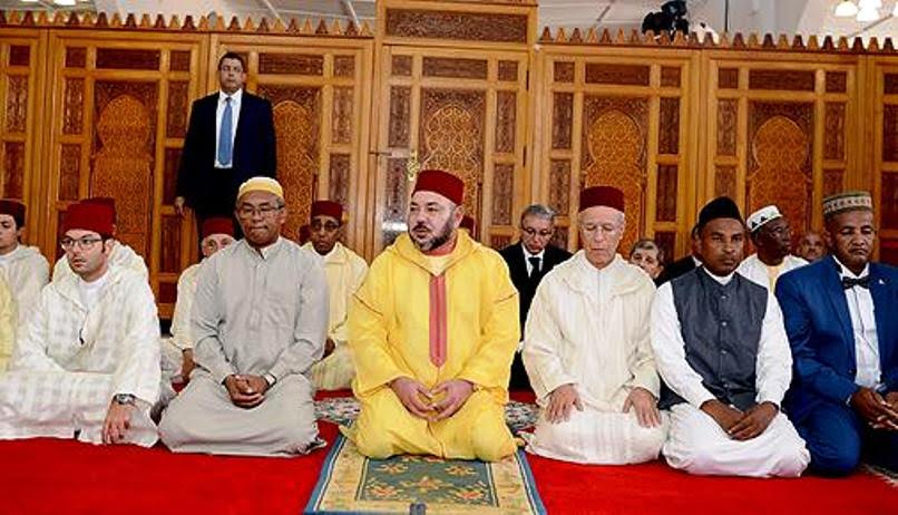Mohammed VI en visite à Madagascar, accomplit la prière du vendredi à Antananarivo