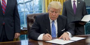 Etats-Unis-Donald-Trump-signe-un-decret-pour-lancer-le-projet-de-mur-avec-le-Mexique