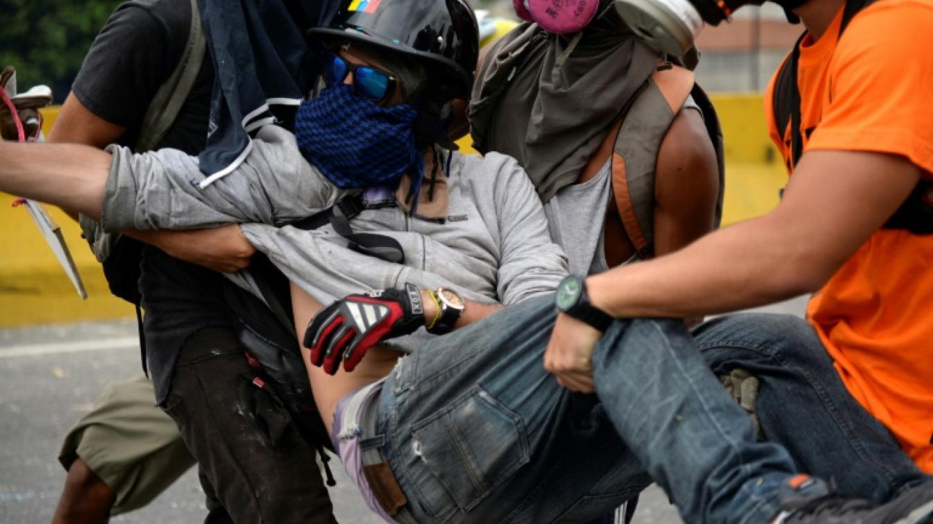 Des manifestants civils devant des tribunaux militaires du Venezuela