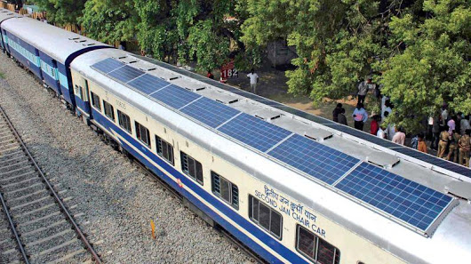 Un premier train indien équipé de panneaux solaires