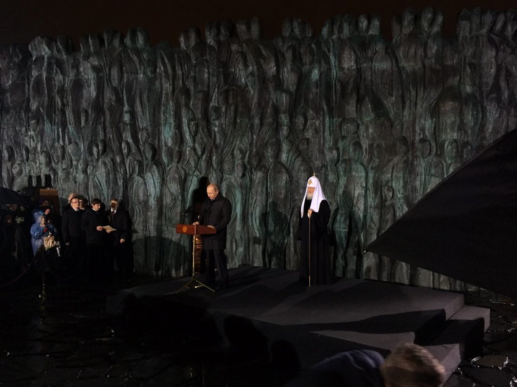 Le président russe Vladimir Poutine inaugure le «mur du chagrin» à Moscou
