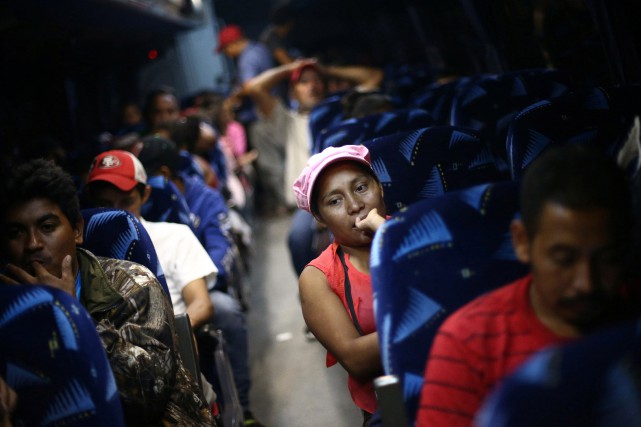 Une centaine de migrants à la frontière entre le Mexique et les Etats-Unis