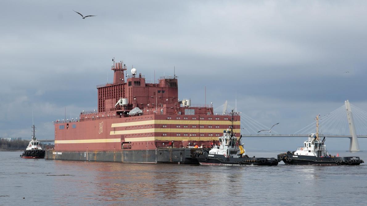 Russie : la première centrale nucléaire flottante du monde prend le large en mer