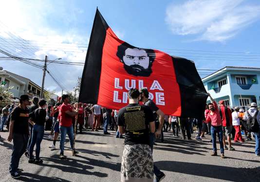 Brésil : Lula reste derrière les barreaux après un coup de théâtre judiciaire