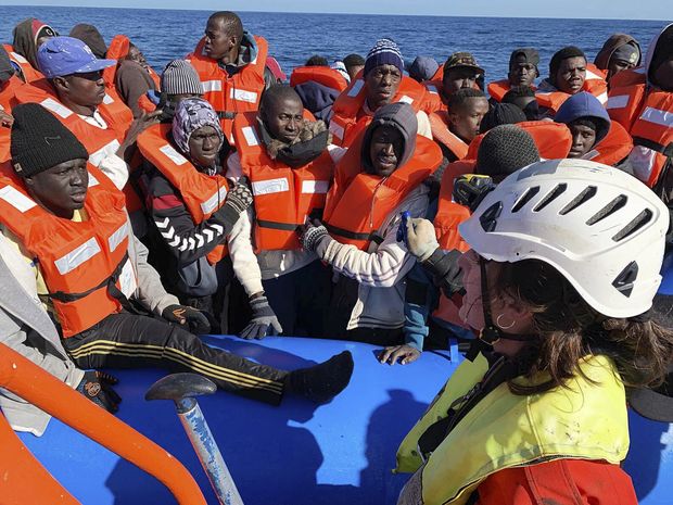 Une embarcation de migrants en détresse secourue au large de la Libye