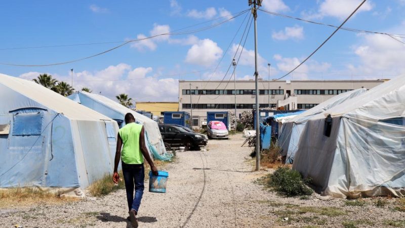 Italie : des travailleurs agricoles migrants évacués d’un bidonville en Calabre