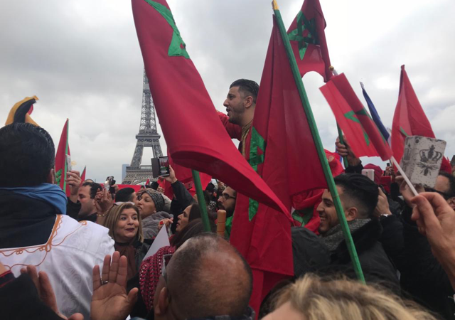 Paris : Des milliers de Marocains manifestent contre la profanation du drapeau national