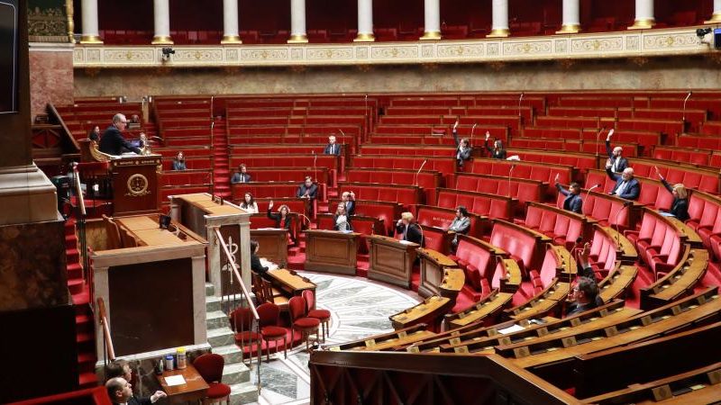 Le Parlement français adopte la loi d’urgence sanitaire pour faire face au coronavirus