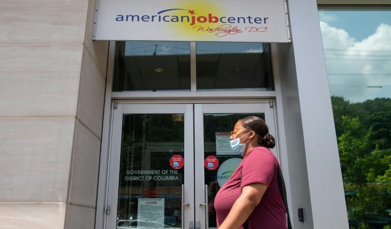 Etats-Unis : bond des inscriptions au chômage suite à la flambée des infections au coronavirus