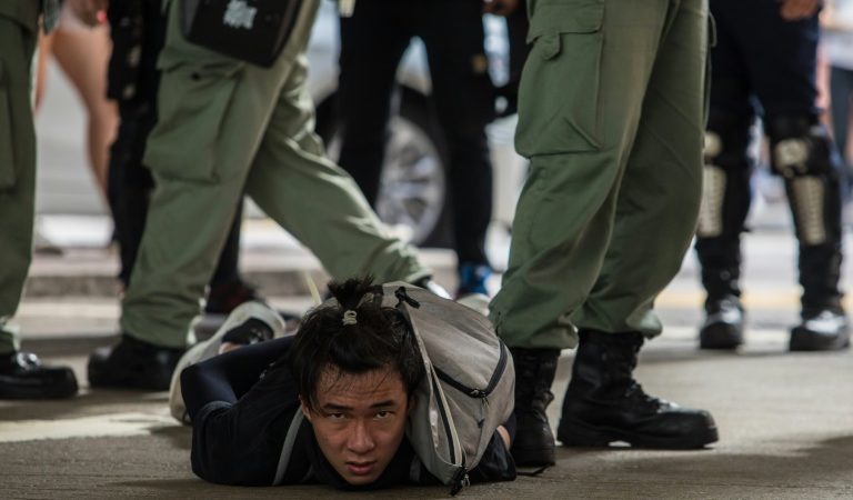 Premières arrestations en vertu de la loi sur la sécurité nationale imposée par Pékin à Hong Kong