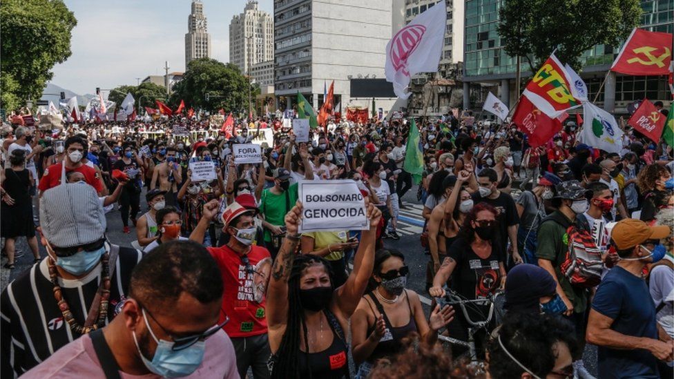 Des dizaines de milliers de Brésiliens réclament le départ du président Bolsonaro