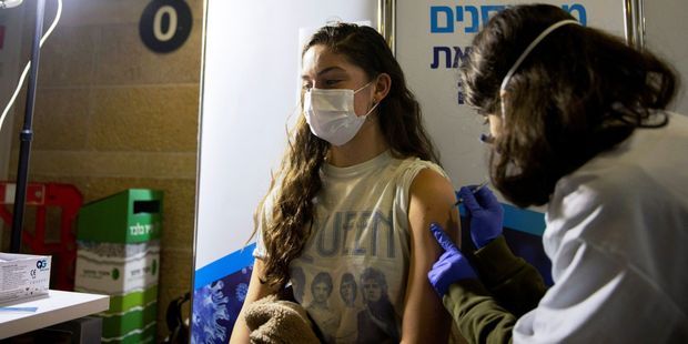 Covid-19 : Israël élargit l’administration de la troisième dose du vaccin aux plus de 12 ans