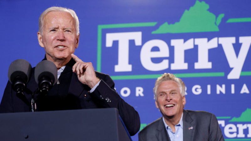 Biden appuie un candidat démocrate en Virginie dans un scrutin local à valeur de test