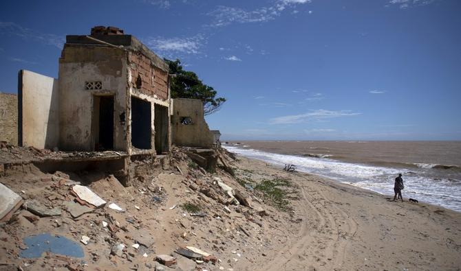 La cité brésilienne d’Atafona de plus en plus submergée par les eaux de l’Océan