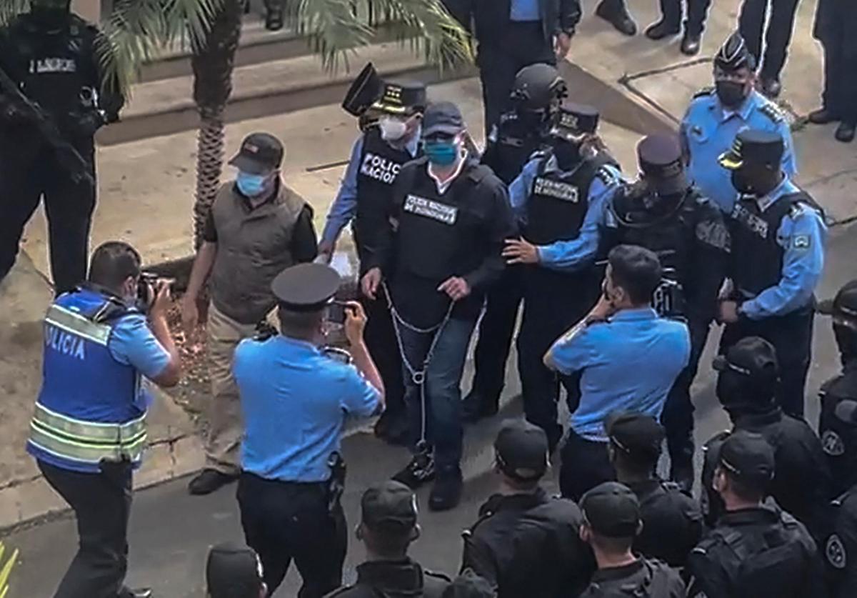 L’ex-président Hernandez se rend à la police hondurienne pour éviter l’extradition vers les USA