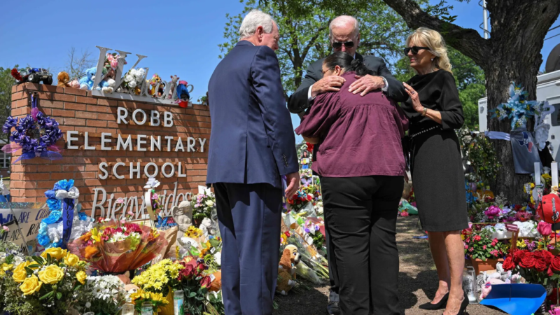 Etats-Unis : Le couple présidentiel visite des proches des victimes de la fusillade d’Uvalde