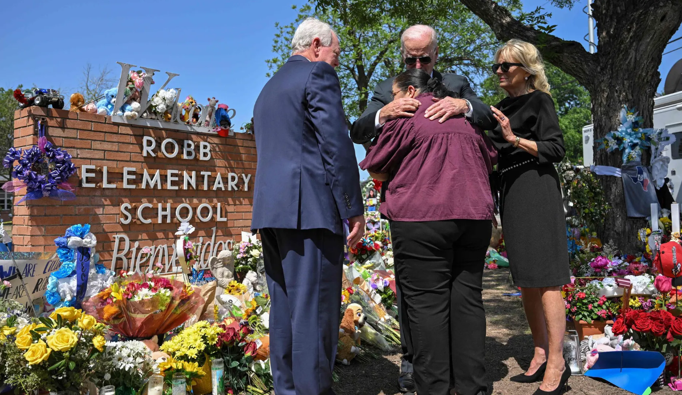Etats-Unis : Le couple présidentiel visite des proches des victimes de la fusillade d’Uvalde