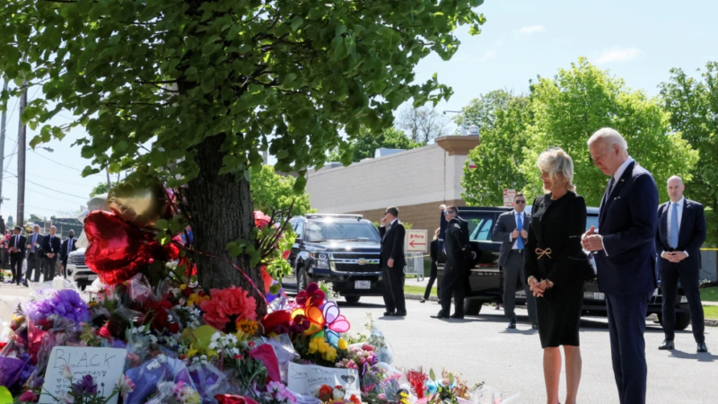 Etats-Unis : Le couple présidentiel Biden se recueille sur le site de la tuerie de Buffalo