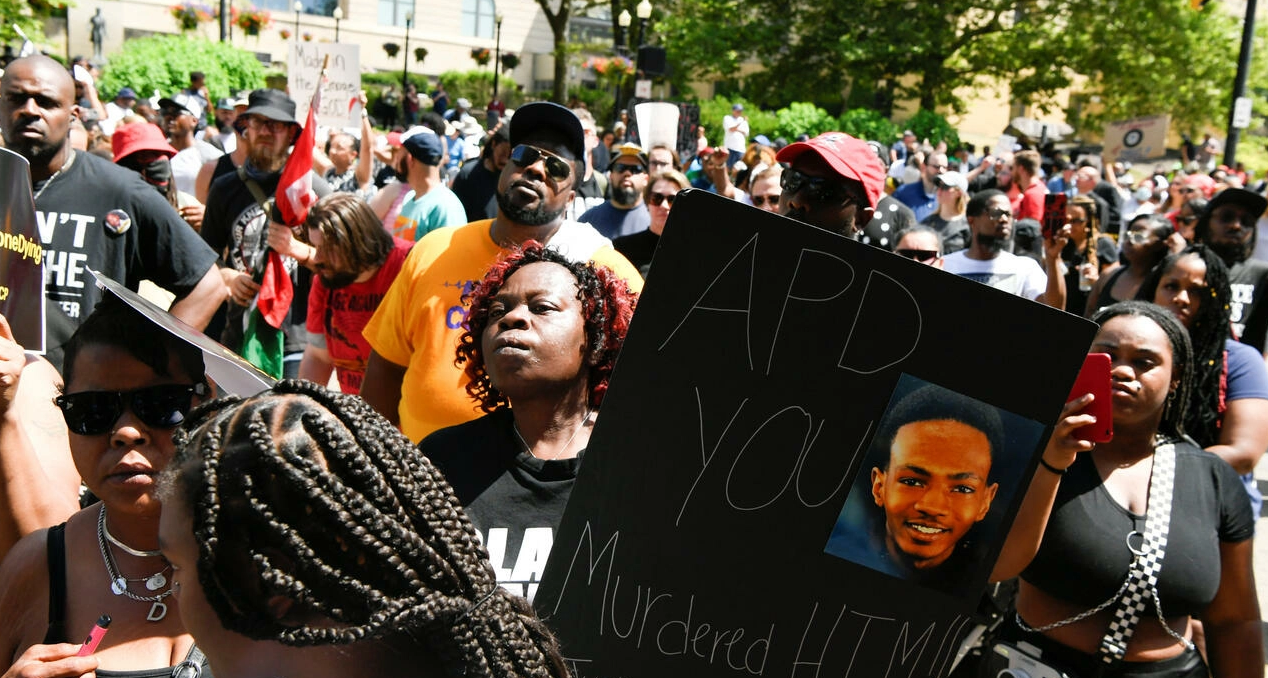 Etats-Unis : Protestations après la vidéo d’un Noir abattu par la police à Akron
