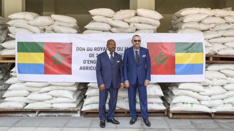 Le Roi Mohammed VI s’entretient avec le président gabonais Ali Bongo Ondimba et remet un don de 2.000 tonnes de fertilisants