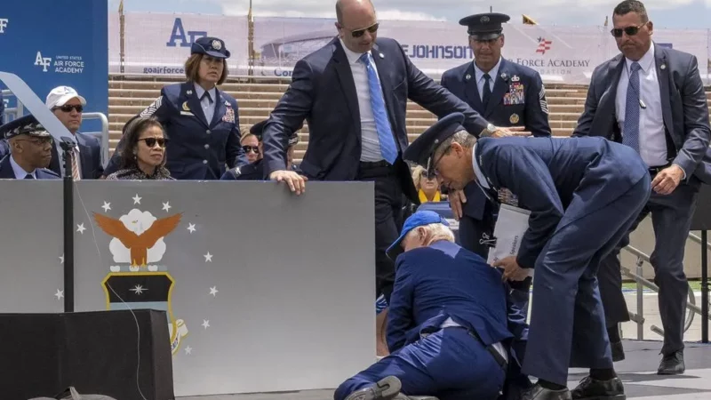 Etats-Unis : Joe Biden tombe par terre sur scène lors d’une cérémonie militaire dans le Colorado