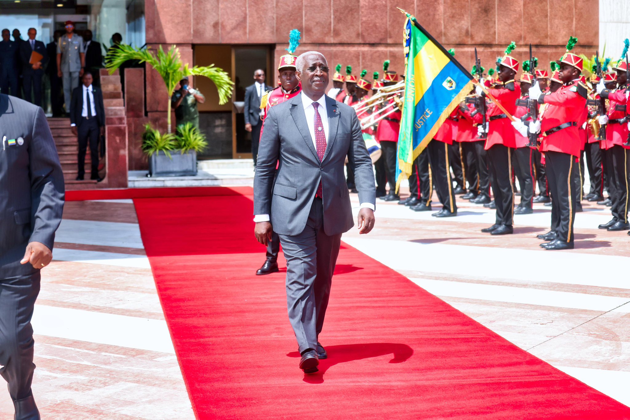 Gabon: Démission du Premier ministre Ndong Sima après la prestation de serment du Président élu Oligui Nguema