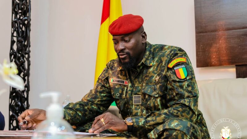 Les promesses de Doumbouya après sa victoire à la présidentielle en Guinée-Conakry