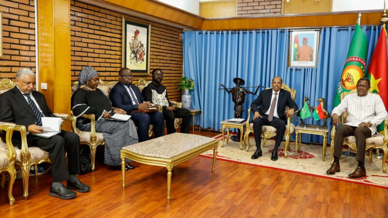 Le président de la Commission de l’UA poursuit sa mini-tournée dans les pays de l’AES par une escale au Burkina Faso