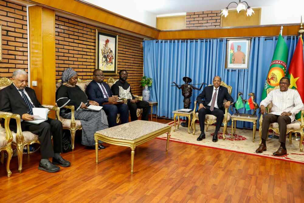 Le président de la Commission de l’UA poursuit sa mini-tournée dans les pays de l’AES par une escale au Burkina Faso